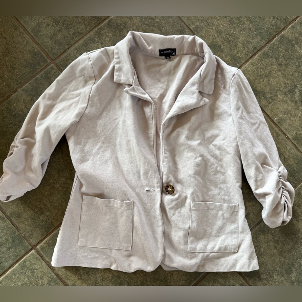🎀3/$25🎀 Sophisticated Women's Beige Blazer.  Medium.